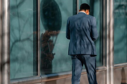 homme marchant seul business travail costard professionnel téléphone