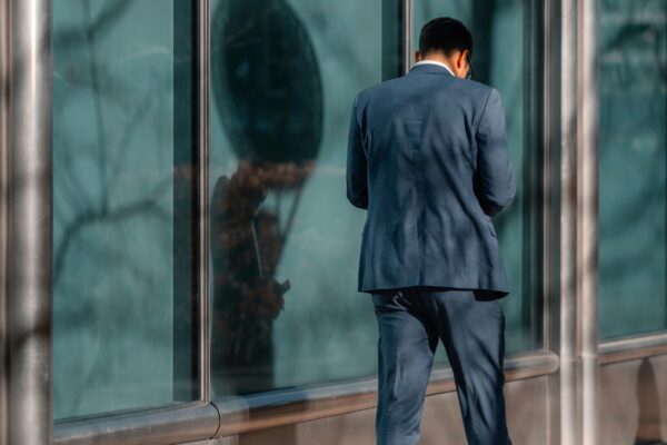 homme marchant seul business travail costard professionnel téléphone