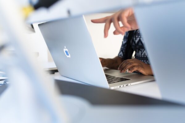ordinateur portable collègues connectés réunion équipe travail