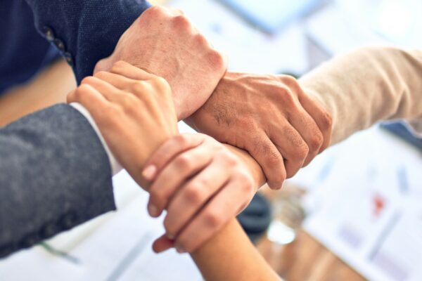 main soutien support entraide