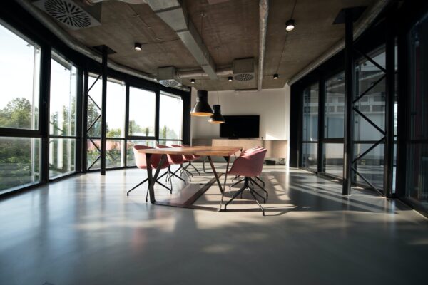 bureau vide lumineux entreprise
